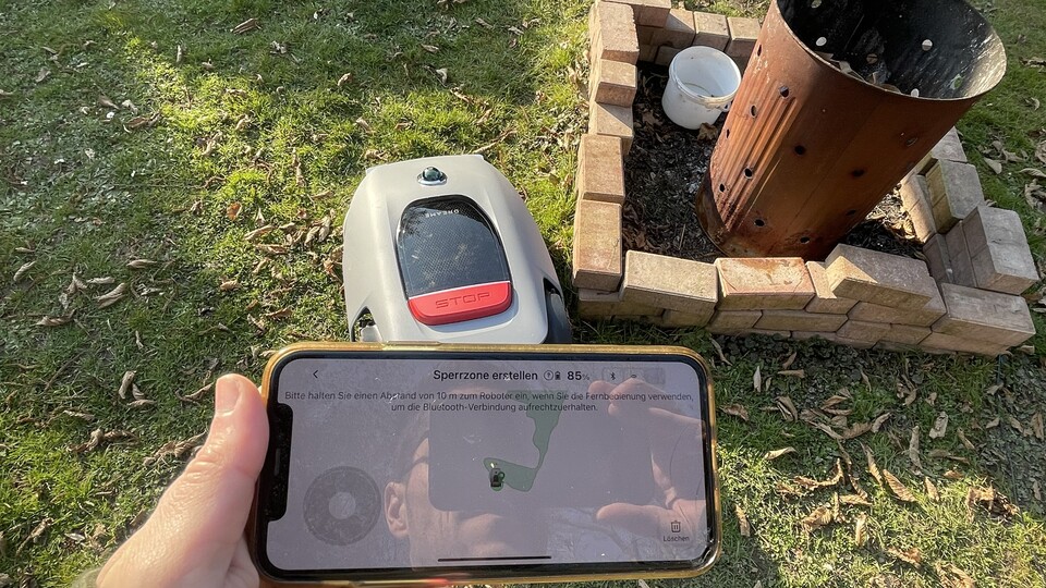 Die Karte fahrt ihr mittels virtueller Joysticks ab. Auf diese Weise könnt ihr auch Sperrzonen errichten.