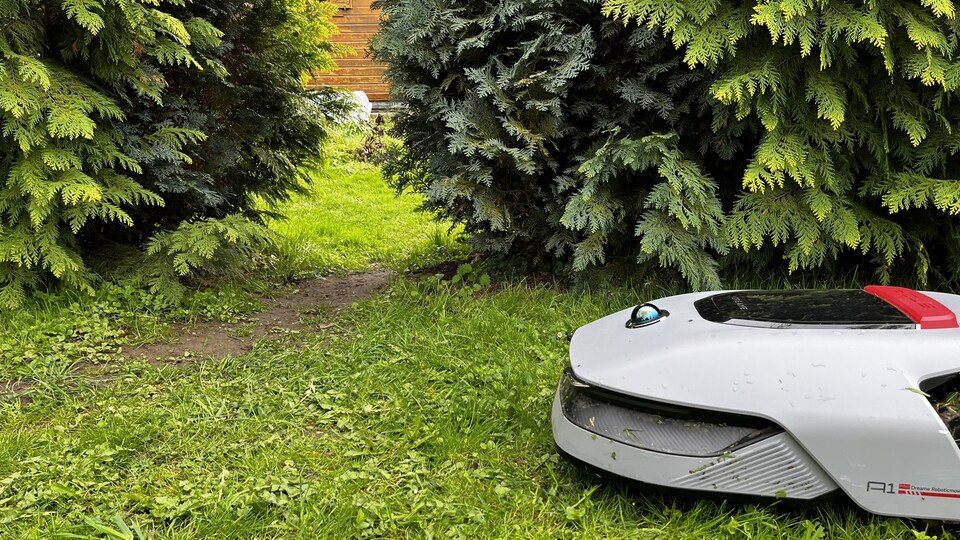 Enge Passagen bis zu 70 Zentimeter, zum Beispiel durch Koniferen oder Umgebungsobjekte, schaffen moderne Mähroboter problemlos.