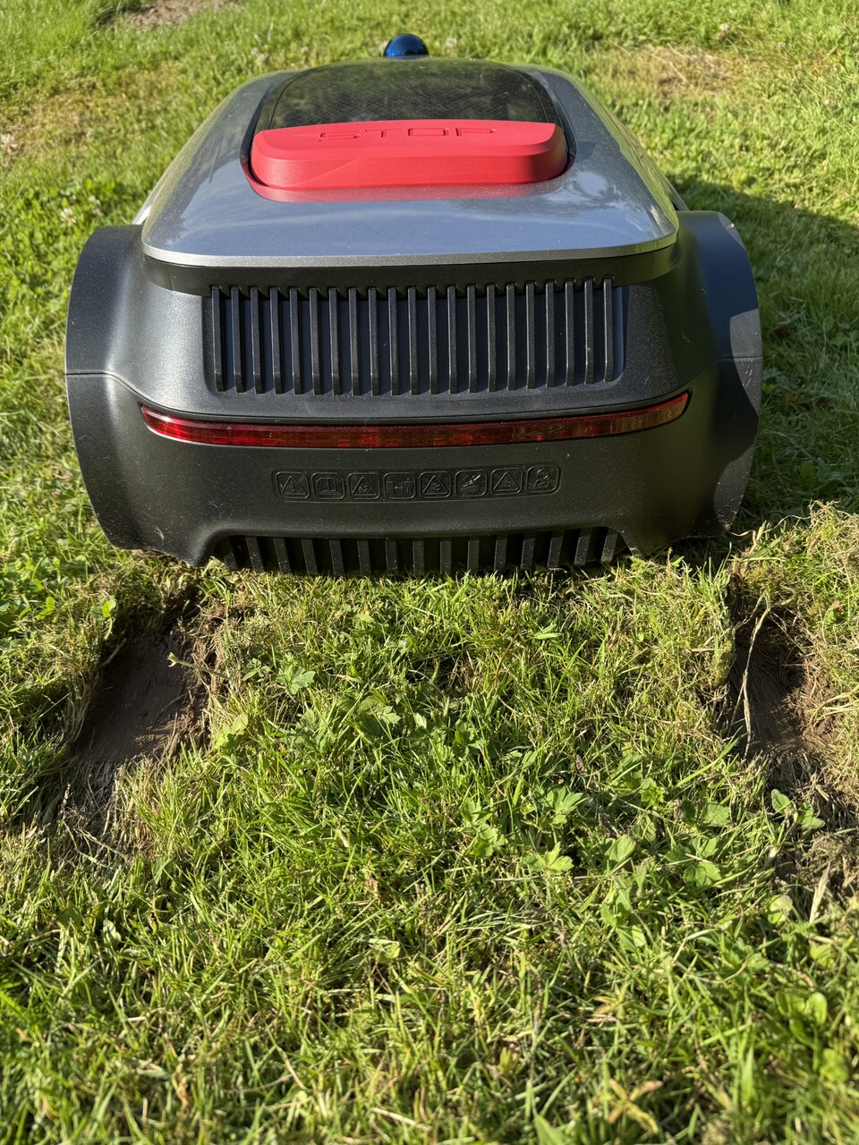 So kann es aussehen, wenn ein Rasenmähroboter die Steigung nicht schafft: Tiefe Furchen im Rasen.