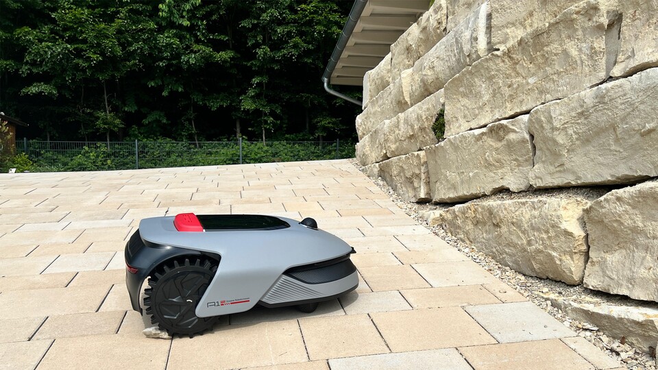 Selbst auf Steinwegen oder Hügeln kann der Dreame A1 Pro Mähroboter sich fortbewegen. Also mehr Offroad als so manche Autos.