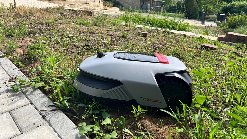 Hier seht ihr es selbst - unser frischer Bauacker mit Hang. Doch selbst auf diesem Boden hat sich der Roboter ohne Probleme fortbewegen können.