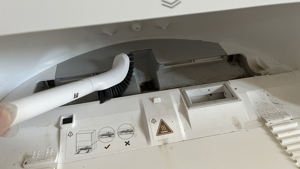 Die Bürste hilft bei der Reinigung und sollte jedem Saugroboter beiliegen.