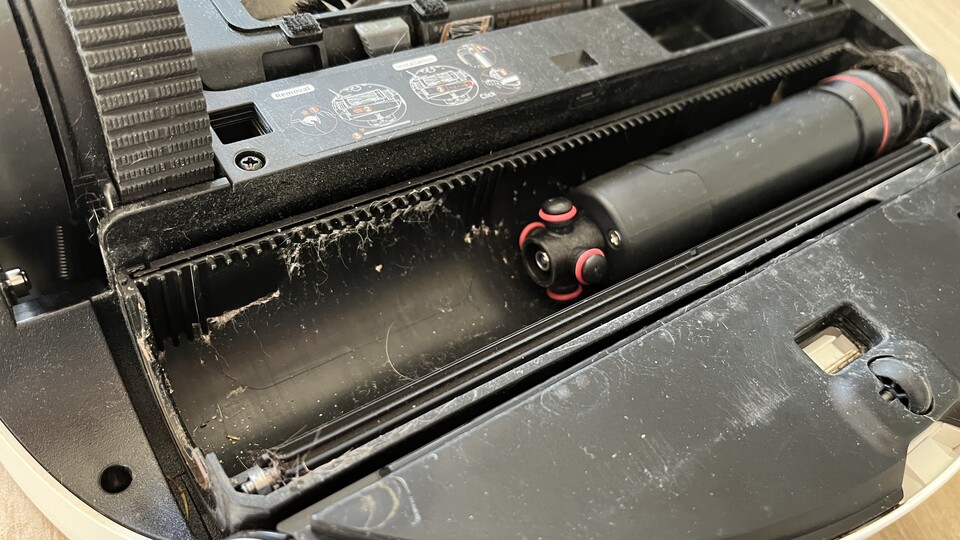 Trotz gründlicher Reinigung in der Station bleibt offenbar viel Dreck im Schacht der Wischrolle haften – ein Grund für den Gestank?