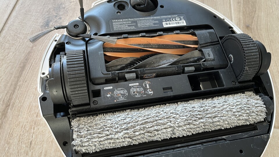 Die Wischrolle verbreitet einen unangenehmen Geruch. Gut zu erkennen: Die Hauptbürste ist zwar verstaubt, aber nicht mit Haaren verwickelt.
