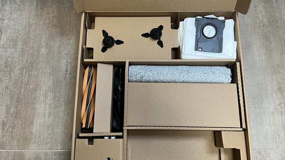 Der Lieferumfang kann sich sehen lassen: Dreame packt mehrere Zubehörteile als Ersatz bei.