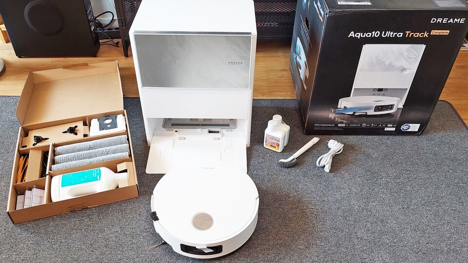 Was ich bei Dreame immer feier – ne riesige Ladung Zubehör: Ersatzwalzen, -filter, -beutel und -kehrbesen. Und genug Reinigungsmittel ist auch dabei!