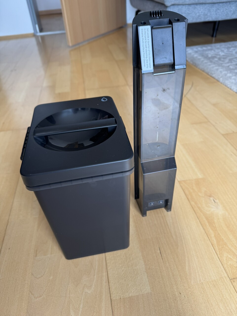 Vergleich der Wassertanks des Roborock Qrevo Slim und des Dreame H12 Pro Ultra. (Bild: Patrick F., GameStar)