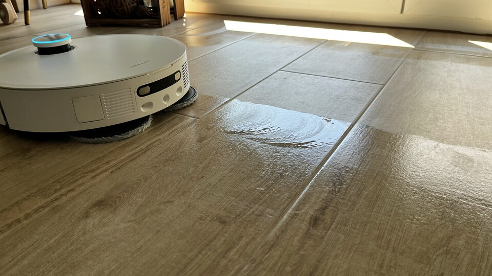 Beim Wischen überzeugt der Dreame durch systematische, saubere Reinigung. Nur eingetrockneter Saft ist sein Endgegner.