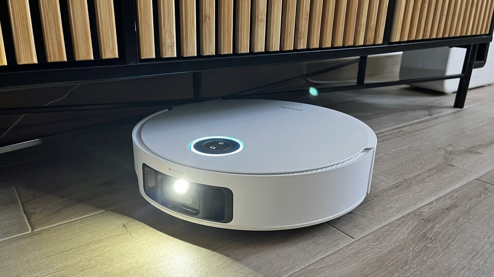 Das Möbelstück ist zu tief? Kein Problem, der L50 Pro Ultra kann seinen Laserturm absenken.