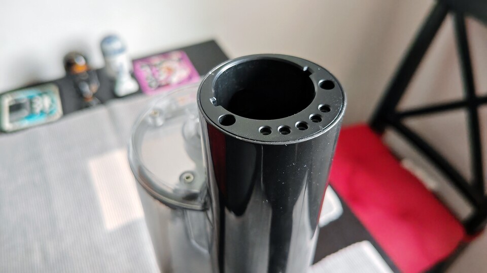 Nicht so toll: Das Rohr ist an der Unterseite relativ dick, wodurch man ohne Aufsatz Krümel fast senkrecht von oben einsaugen muss. (Bildquelle: Maxe S., GameStar)