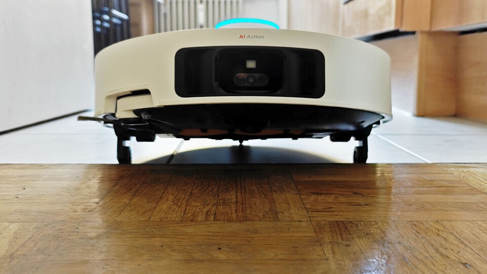 Am meisten beeindruckt hat mich das Rangieren zwischen den Beinen eines Barhockers: Obwohl das Gerät nur ganz knapp hindurchpasst, schreckt der X50 Ultra nicht davor zurück seine Aufgabe so gut wie nur möglich auszuführen.