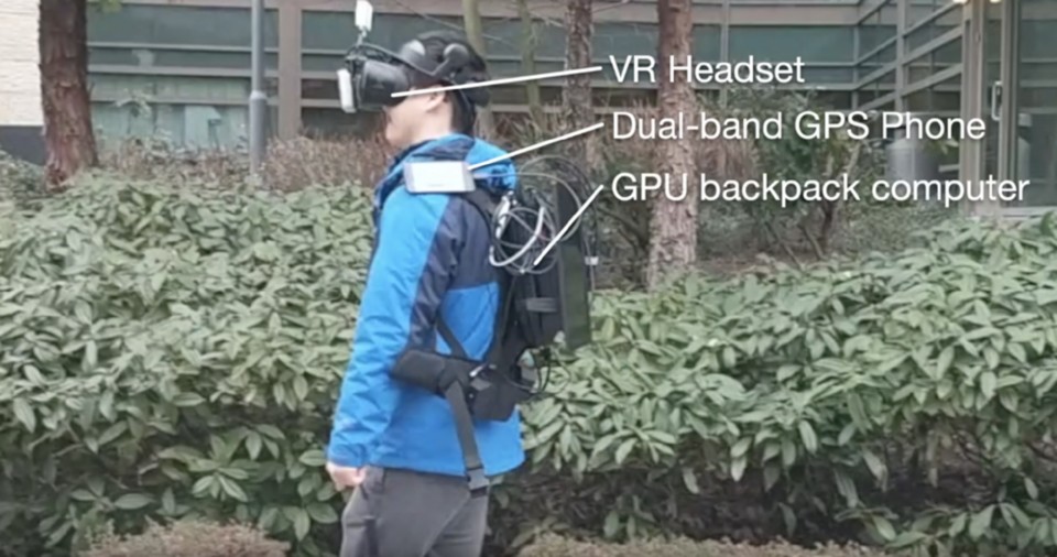 Die Dreamwalker VR benötigt aktuell noch einen Rechnerrucksack (Bild: Microsoft)