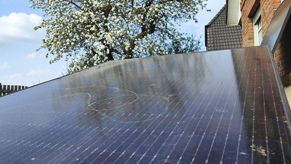 Balkonkraftwerke gibt es noch günstiger, wenn ihr vorerst auf den Akku verzichtet. Dieser lässt sich aber bequem nachrüsten.