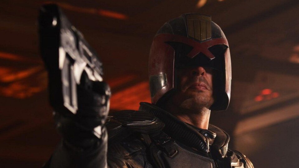 Judge Dredd (Karl Urban) ist Richter, Geschworener und Henker in einer Person. Und in der dystopischen Zukunft von Mega-City One greift das Gesetz erbarmungslos durch. Bildquelle: Lionsgate