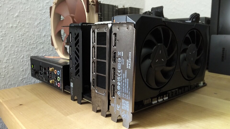 Von links nach rechts sind hier eine Intel-Arc-Grafikkarte, eine Nvidia-RTX-GPU und eine AMD-Radeon-RX verbaut.