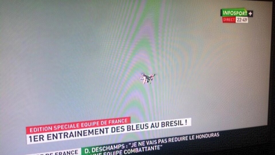 Eine Drohne bei Fußball-WM: Frankreich wurde beim Training beobachtet. (Bildquelle: Twitter/Infosport+)