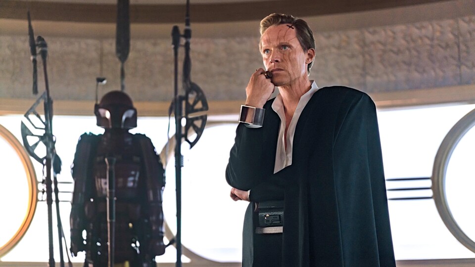 Dryden Vos (Paul Bettany) ist der Anführer des Verbrechersyndikats Crimson Dawn und fungiert im Spin-off Solo: A Star Wars Story als Gegenspieler von Han Solo und Lando Calrissian. Bild: LucasfilmDisney.