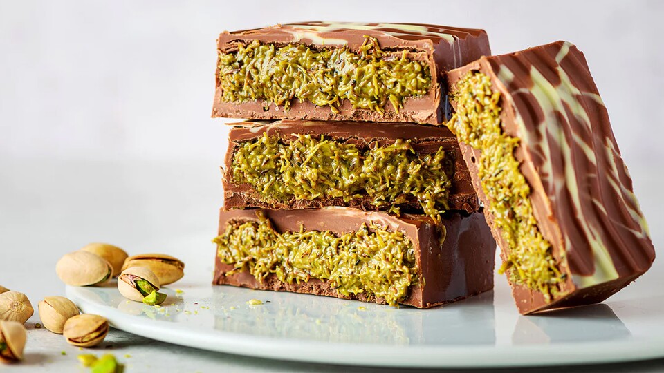Die Füllung in der Schokolade ist eine Mischung aus Pistazien und Kunafeh, einer süßen Spezialität aus Arabien.