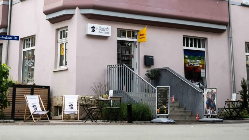 Dudes Comic Corner könnte von außen auch ein Kiosk oder ein kleines Café sein. Hier findet man außerdem ein DHL Paketshop. (Bildquelle: Svens Bildwerke)