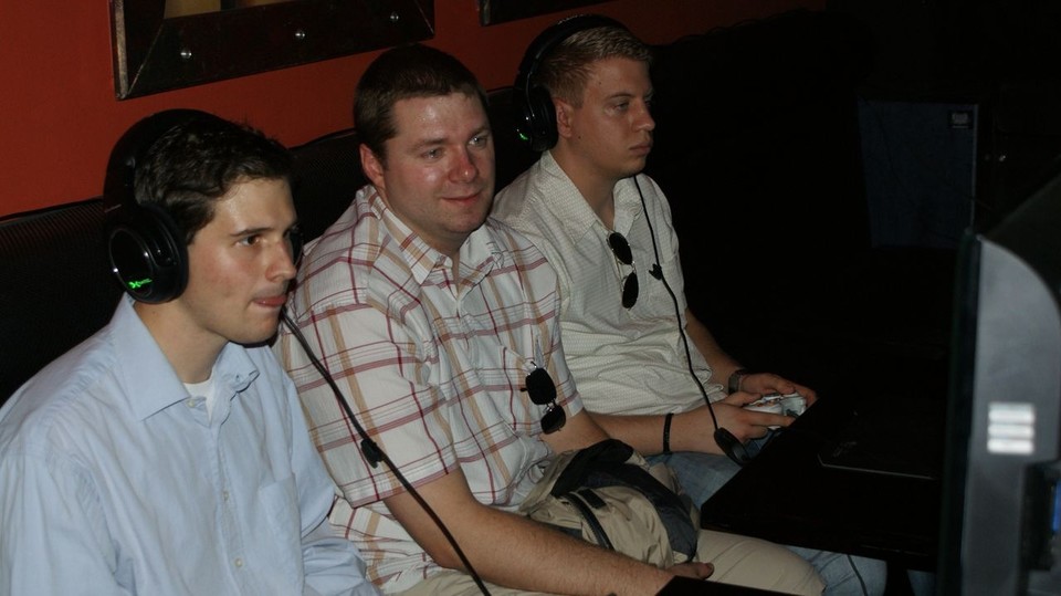Michael Polster, Christian Bölke und Torsten Wolf hatten mit der Gamepad-Steuerung zu kämpfen, fühlten sich aber trotzdem gut unterhalten.