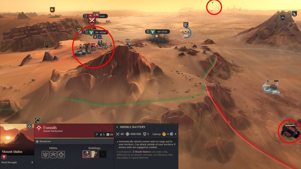 Weil Dune: Spice Wars recht kleinteilig ist, haben wir die wichtigsten Elemente dieses Bilds mit roter Farbe markiert. Die harkonnische Raketenbatterie rechts unten feuert in unseren Sektor (Mitte links), um den Infanterieangriff zu unterstützen.