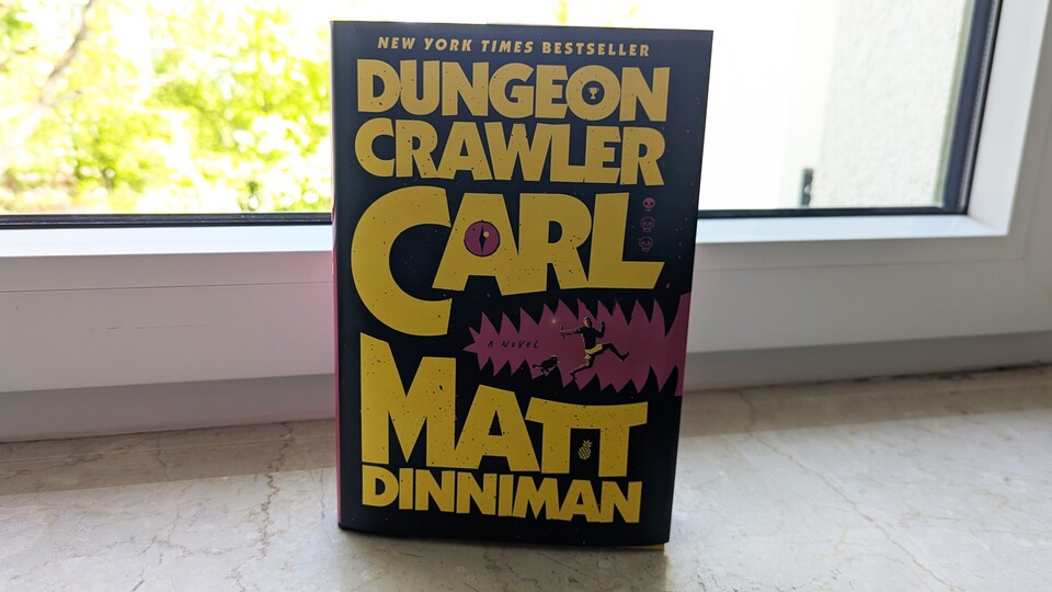 Meine Ausgabe von Dungeon Crawler Carl wird später einen Ehrenplatz in meinem Bücherregal bekommen.