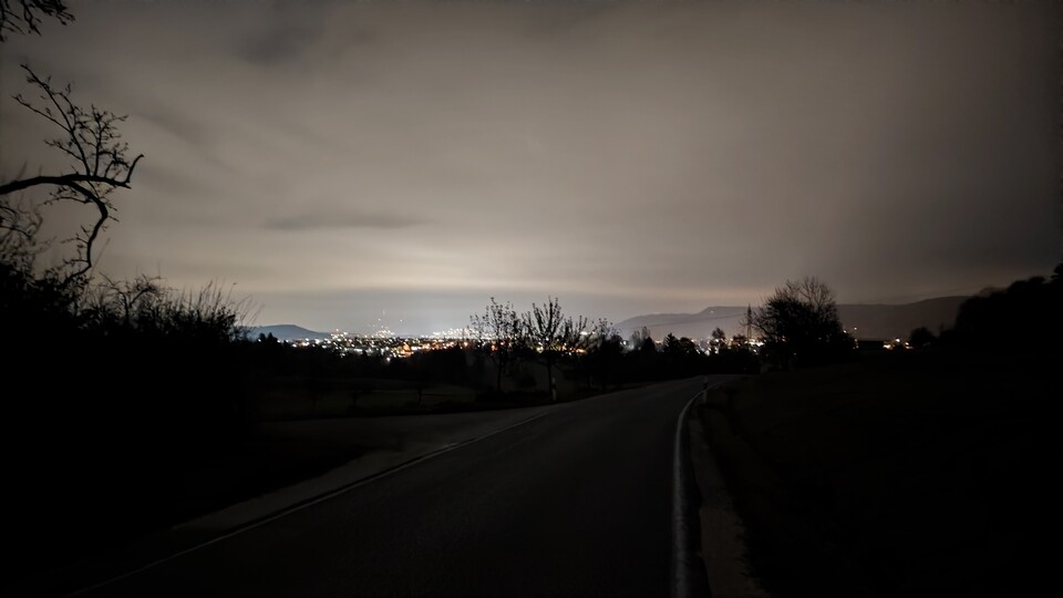 Auf dieser Straße gab es keine Straßenlaternen und keinen Gehweg. Zum Glück kamen mir insgesamt nur vier bis fünf Autos entgegen. (Bildquelle: Duy Linh DinhGameStar Tech)