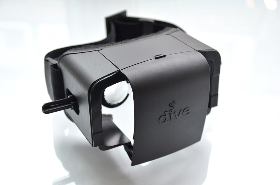 Während die meisten VR-Brillen wie die Oculus Rift mehrere Hundert Euro kosten und sich noch in der Entwicklung befinden, ist die Durovis Dive für Smartphones mit 50 Euro vergleichsweise billig und bereits erhältlich.