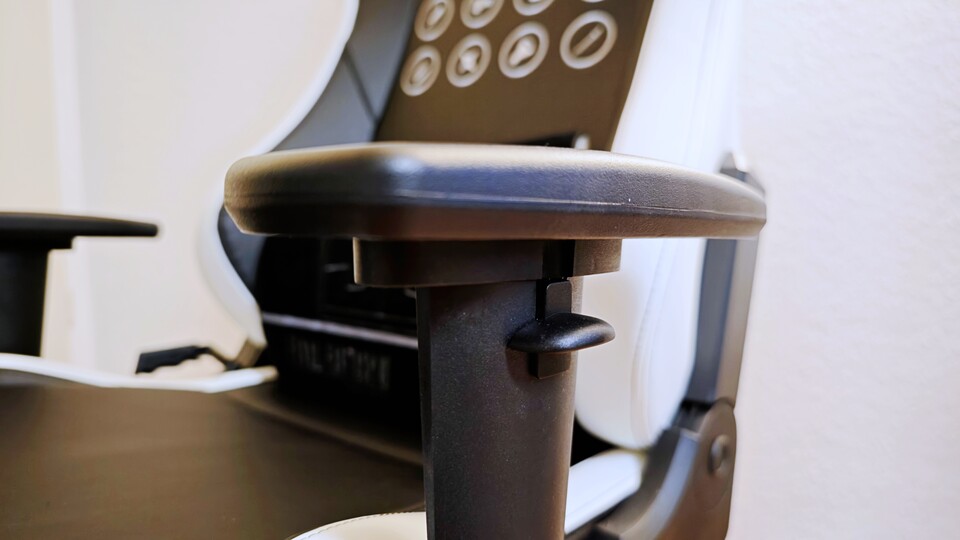 Die Armlehnen sind praktisch, aber auch viel zu leicht unbeabsichtigt verstellbar. (Bildquelle: Duy Linh DinhGameStar Tech)