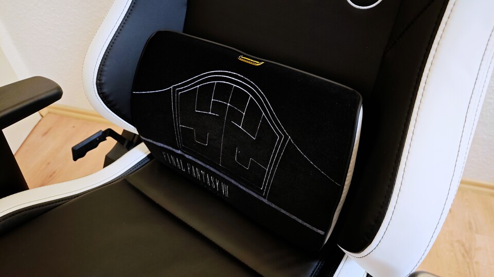 Dieser Stuhl kommt mit einem weichen Lendenkissen. Es verrutscht sehr leicht. (Bildquelle: Duy Linh DinhGameStar Tech)