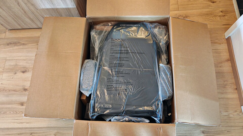 Das Paket war überraschend handlich, da alles feinsäuberlich in die Kiste gestapelt war. (Bildquelle: Maxe S., GameStar)