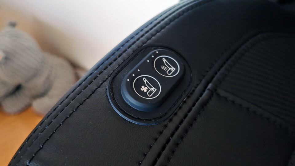 Die Schalter für Lüftung und Heizung befinden sich rechterhand auf der Sitzfläche. (Bildquelle: Maxe S., GameStar)