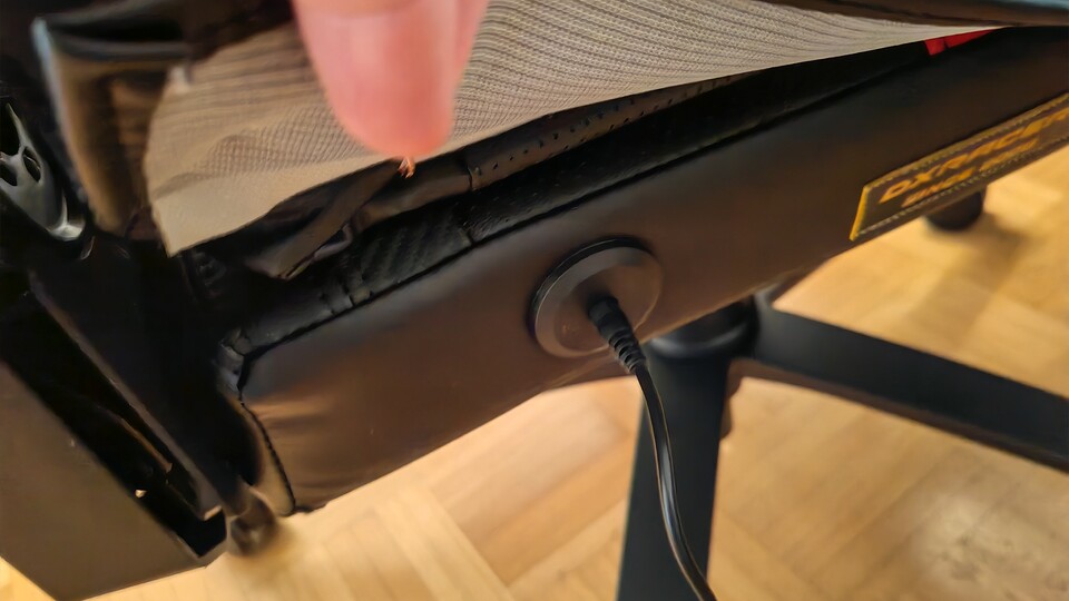 Aufgeladen wird der Martian Pro über eine Buchse an der rückwärtigen Unterseite. Eine Flappe versteckt den Eingang. (Bildquelle: Maxe S., GameStar)