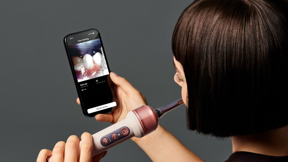 Mit der Dyson CameraJet wird euch ein Live-Feed von eurem Mund auf dem Smartphone angezeigt. (Bildquelle: Dyson)