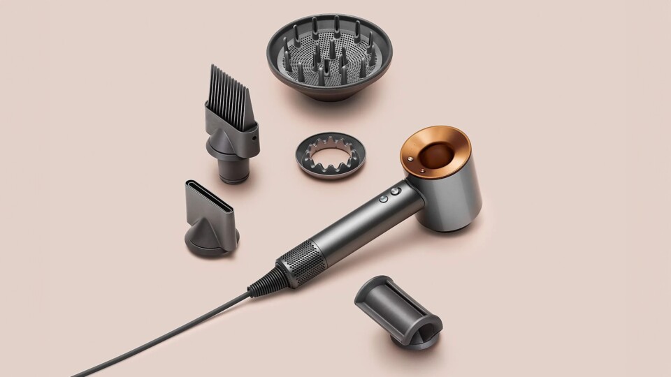 Der Dyson Supersonic Föhn ist ultra leicht in der Handhabung und kommt mit allerhand Aufsätzen daher.