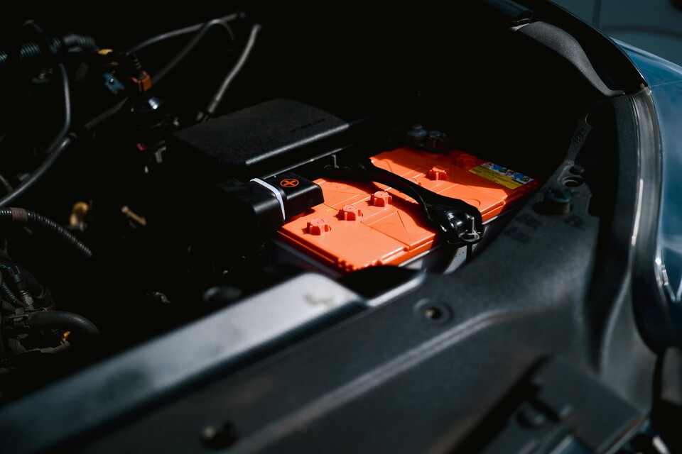 Die Batterie entscheidet maßgeblich über die Umweltbilanz: Herstellung ist energieintensiv, im Betrieb kann sie diesen Nachteil oft ausgleichen. Quelle: Ayyeee Ayyeee via Pexels.