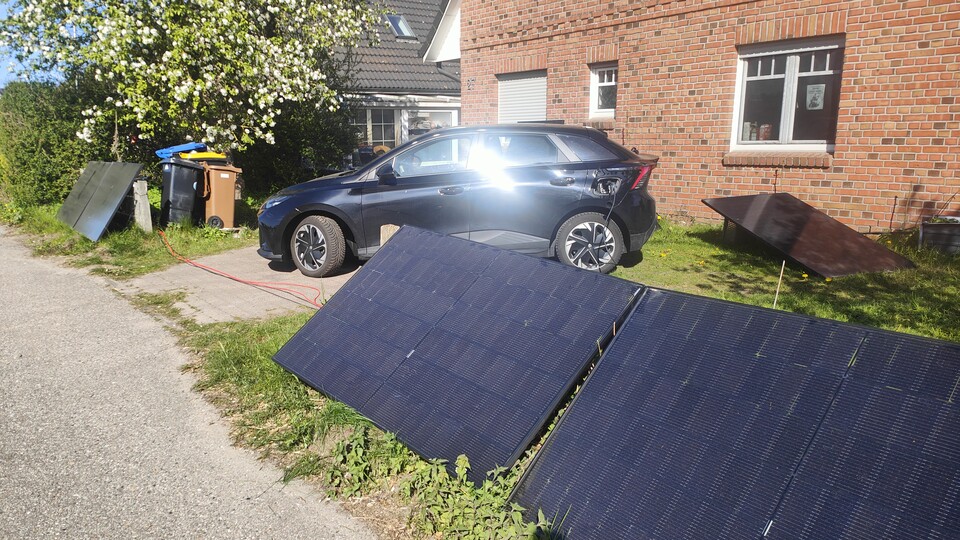 Hier sind die Solarmodule nur locker an den Zaun gelehnt, da es sich nicht über den finalen Aufbau handelt. Dauerhaft müssten die Panels vor Sturm geschützt sein.