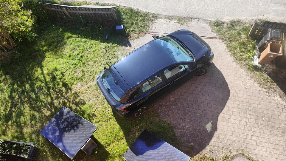 Am liebsten hätte ich dort ein Carport in der Ecke stehen, auf dessen Dach die Solarpanele kommen. Als Mieter ist das aber nicht so einfach - also wird improvisiert.