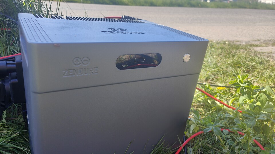 Der Akku ist das Kernstück: Hier kommt der PV-Strom an und hier geht er auch wieder raus. Wird nicht genug zum Autoladen erzeugt, puffert der Akku den Rest.