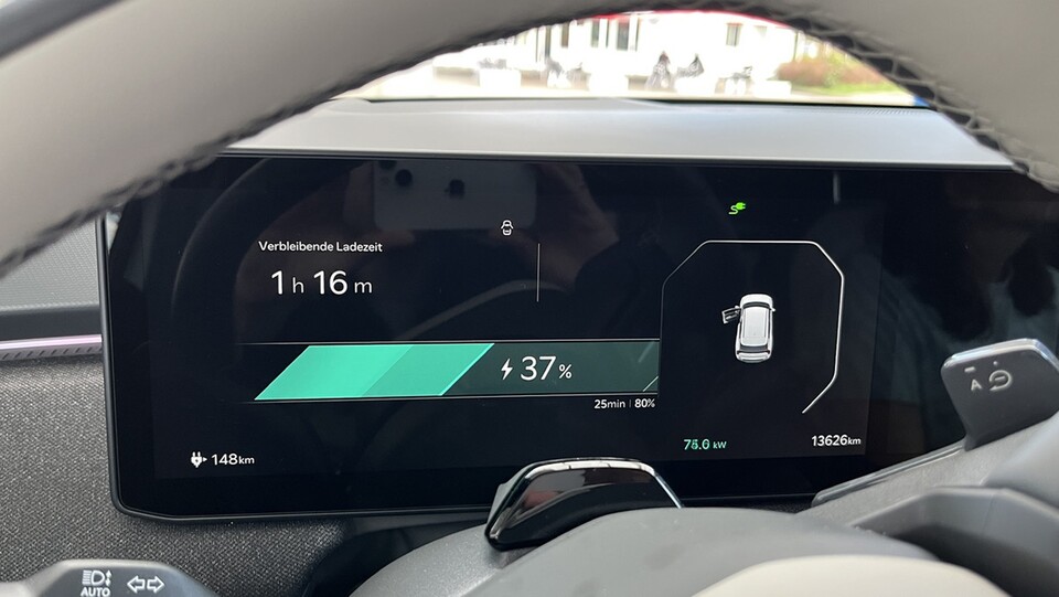 Das Aufladen von 20 auf 80 Prozent dauert fast so lange wie von 80 auf 100 Prozent – daher ist es effizienter, auf der Autobahn nur kurze Schnell-Tank-Stopps einzulegen.