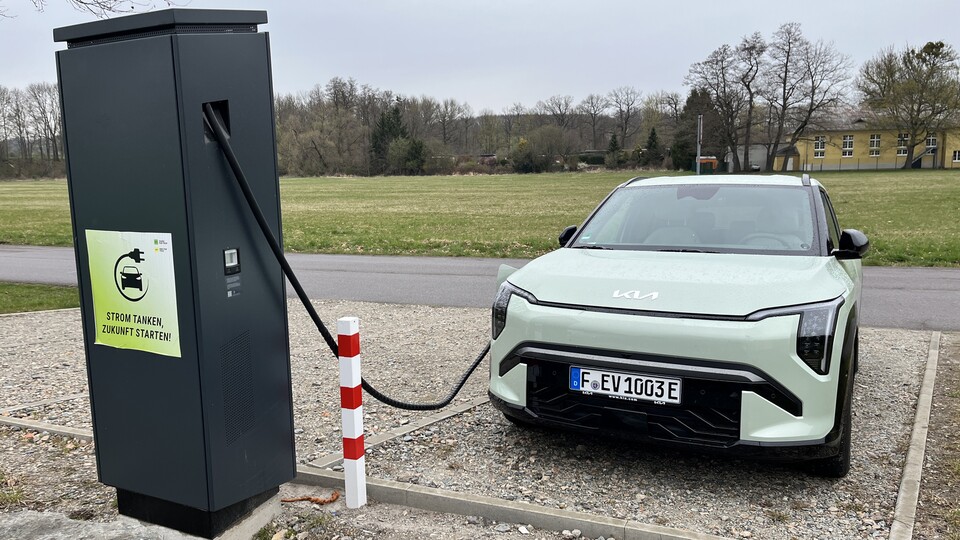 Eine Ladesäule in meinem Heimartort: Hier versagte meine Ladekarte und ich musste einen Ad-Hoc-Preis zahlen.