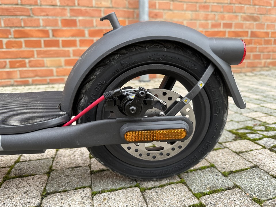 The Navee V40 is equipped with a disc brake at the rear.