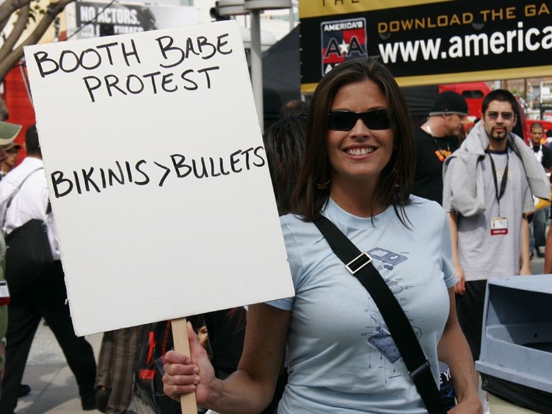 2006: Spielebabes protestieren gegen ihr Auftrittsverbot.