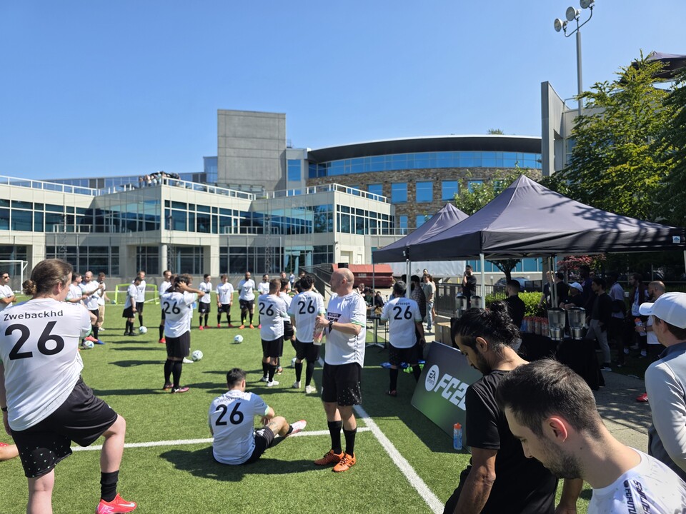 Ein echtes Fußballspiel gabs nicht, aber Journalisten und Creator konnten sich in diversen Skill-Spielen aus EA FC probieren.