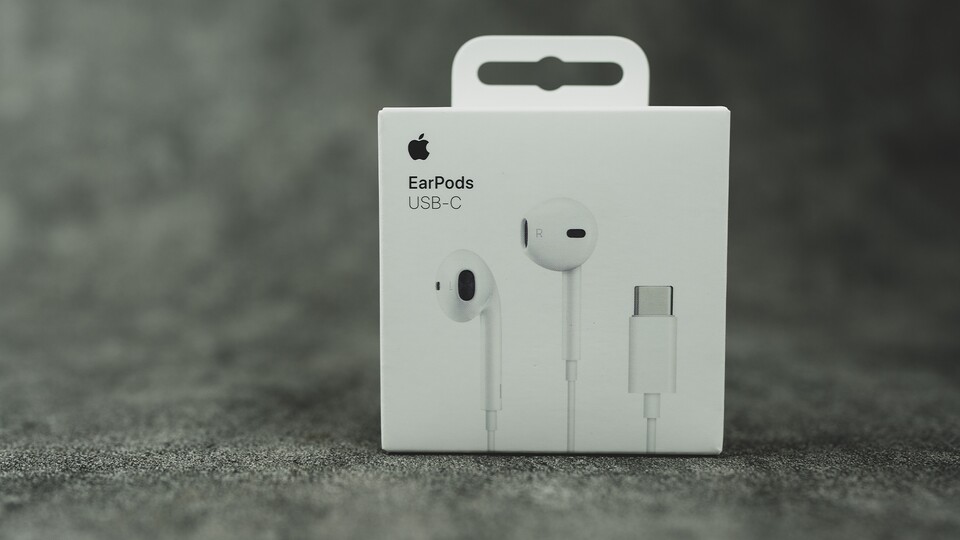 Apple selbst verkauft weiterhin Kabelkopfhörer mit USB-C-Anschluss. Daneben gibt es zahlreiche weitere Anbieter und Modelle. (Bildquelle: Dontree - stock.adobe.com)