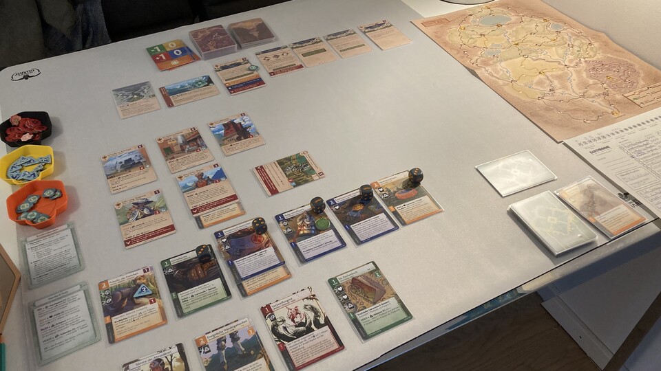 Hier seht ihr einen typischen Spielaufbau von Earthborne Rangers, das seine Open World komplett mit Karten inszeniert. (Foto: Heiko Klinge)