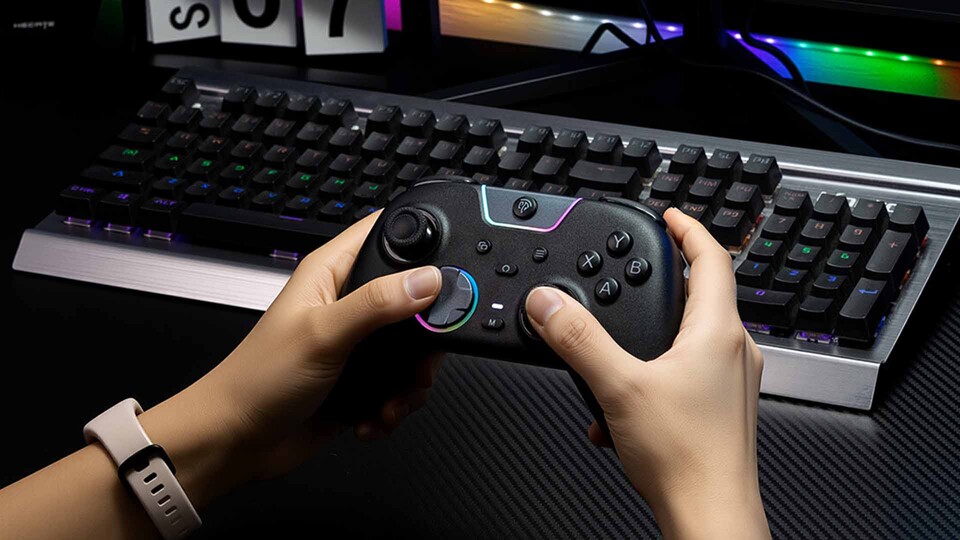 Hall-Effekt-Sticks, Zusatztasten und RGB-Beleuchtung: Der EasySMX X05PRO hat einiges auf dem Kasten.