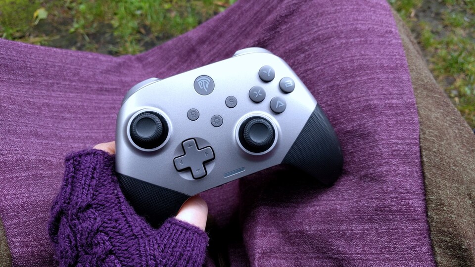 Die silberne Faceplate kann durch eine weiße ersetzt werden, die im Lieferumfang enthalten ist.