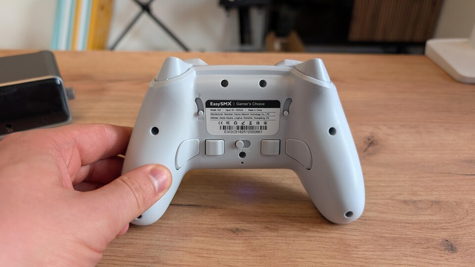 Auf der Rückseite habt ihr vier programmierbare Tasten sowie auch noch mechanische Triggerstops.