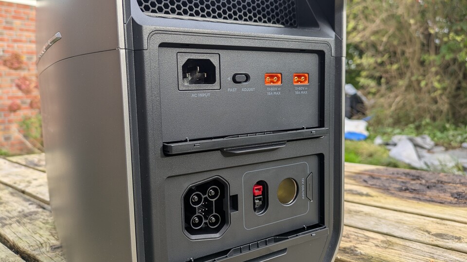Auf der Rückseite verbergen sich die Stromeingänge hinter Klappen, die für oberflächlichen Spritzwasserschutz sorgen.